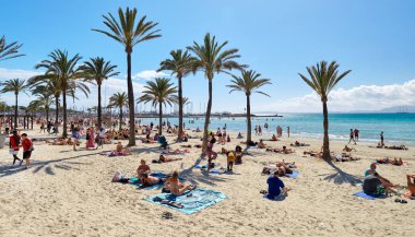İnsanlar El Arenal kasabasının sahilinde güneşleniyor
