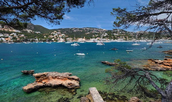 Heuvelachtige toeristische badplaats Andratx, eiland Majorca — Stockfoto