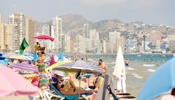 Muchos turistas en la playa de Benidorm, Costa Blanca, España — Foto de Stock