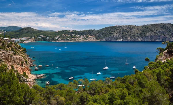 Bahía con yates de lujo montañas rocosas de Cala Blanca Andratx —  Fotos de Stock