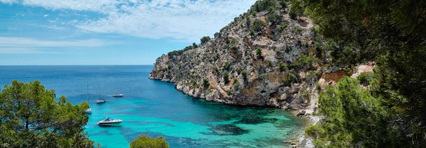 Panorama do Mar Mediterrâneo baía turquesa montanhas rochosas — Fotografia de Stock