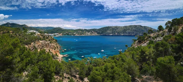 Panorama of bay with luxury yachts rocky mountains of Cala Blanca — Stock Photo, Image