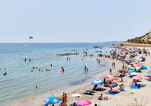 Människor njuter av sommarlov på sandstranden Campoamor — Stockfoto