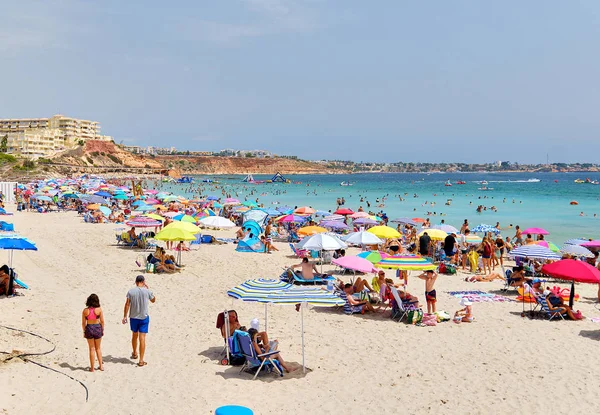 İnsanlar kumlu plaj Campoamor yaz tatilleri tadını çıkarın — Stok fotoğraf