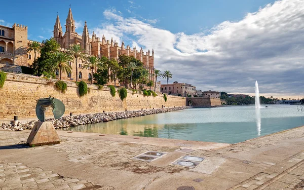 Exteror van kathedraal La Seu, Palma de Mallorca, Spanje — Stockfoto