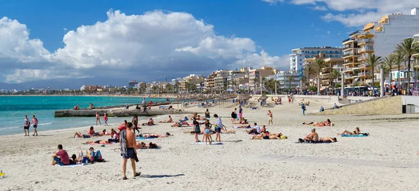 Personas tomando el sol en la playa de El Arenal ciudad turística —  Fotos de Stock