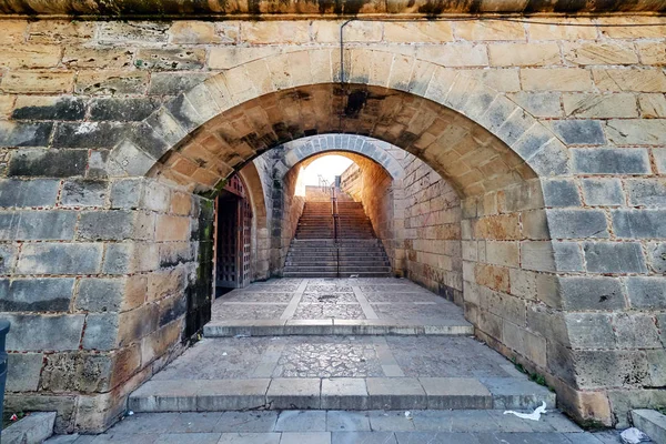 Treppen und Stufen nach oben innerhalb der Kathedrale la seu, Spanien — Stockfoto