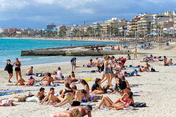 İnsanlar El Arenal tatil kasabası, Mayorka sahilde güneşleniyor — Stok fotoğraf