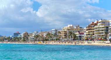Waterside görünümü El Arenal turistik İspanyol kasabası, Mallorca