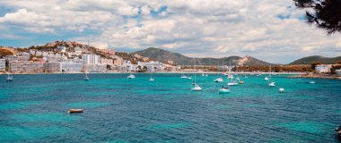 Santa Ponsa Mayorka Adası kıyı kasabasıiçin pitoresk görünümü