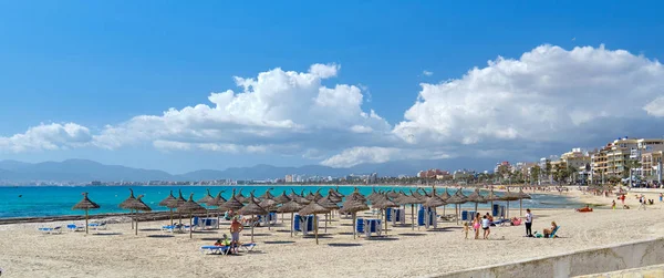 Plage panoramique avec parasols et chaises longues du complexe El Arenal — Photo