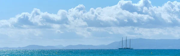 Imagem horizontal horizonte céu nublado sobre o Mar Mediterrâneo — Fotografia de Stock