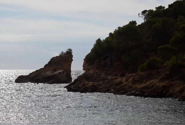 Rotsachtige kustlijn van eiland mallorca, Spanje — Stockfoto