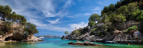 Живописный пляж Calo de ses Llises панорамное изображение — стоковое фото