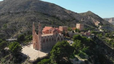 Hava aracı bakış açısı Novelda 'daki Santa Maria Magdalena Sığınağı, İspanya Yeni Sanat Başyapıtı, İspanya