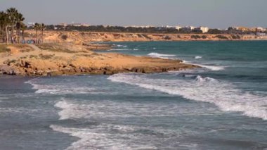 Orihuela Costa Flamenko kayalık sahil plaj. Sörf Akdeniz, kış tropikal iklim güneşli gün. Alicante Eyaleti, Costa Blanca, İspanya