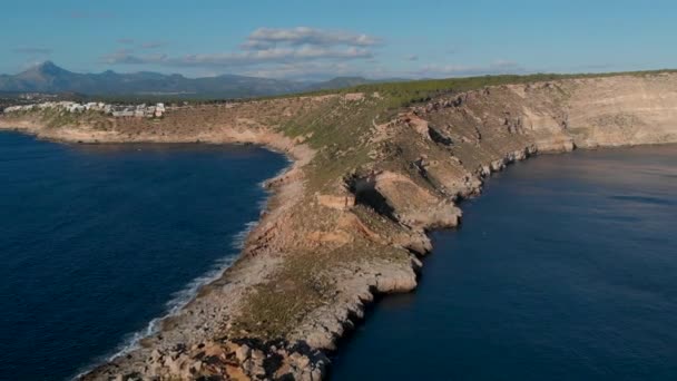 从空中俯瞰埃托罗角的全景无人驾驶水景 岩石海岸线 平静宁静的地中海海景 马略卡岛或马略卡岛 巴利阿里群岛 西班牙 — 图库视频影像