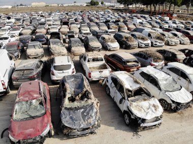 Topraktaki su baskınından dolayı hava manzaralı yeni hasarlı arabalar