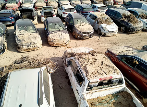 Luftbild neue beschädigte Autos durch Überschwemmungen im Schmutz, verdorbene ca. — Stockfoto
