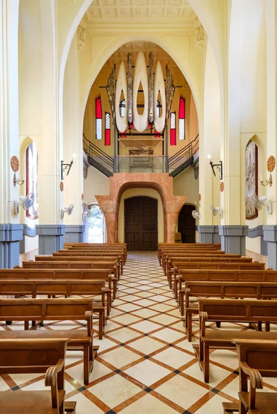 Aleja między drewnianymi ławkami prowadząca do piszczałkowego instrumentu muzycznego wewnątrz Sanktuarium Santa Maria Magdalena — Zdjęcie stockowe