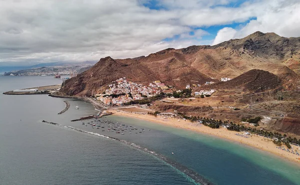 Пляж Playa de Las Teresitas с точки зрения беспилотника — стоковое фото