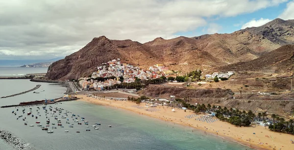 Пляж Playa de Las Teresitas с точки зрения беспилотника — стоковое фото