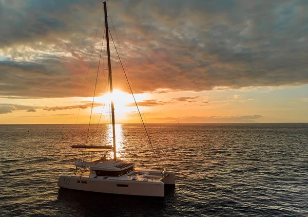 Lonely modern yacht in calm Atlantic Ocean — Stock Photo, Image