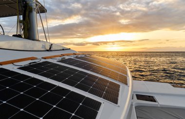 Güneş enerjili katamaran gün batımında