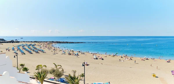 Mensen zonnebaden op het zandstrand van Playa de los Cristianos — Stockfoto