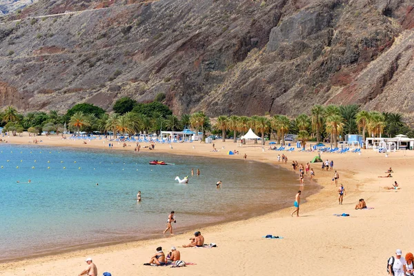 Les gens sur la plage de Playa de Las Teresitas — Photo