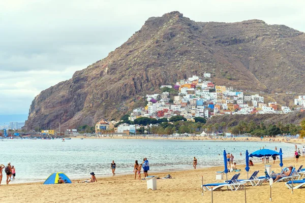 Mensen op het strand van Playa de Las Teresitas — Stockfoto