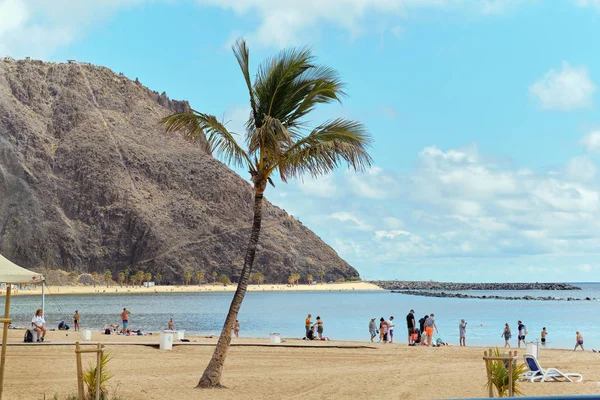Playa de Las Teresitas plajındaki insanlar — Stok fotoğraf