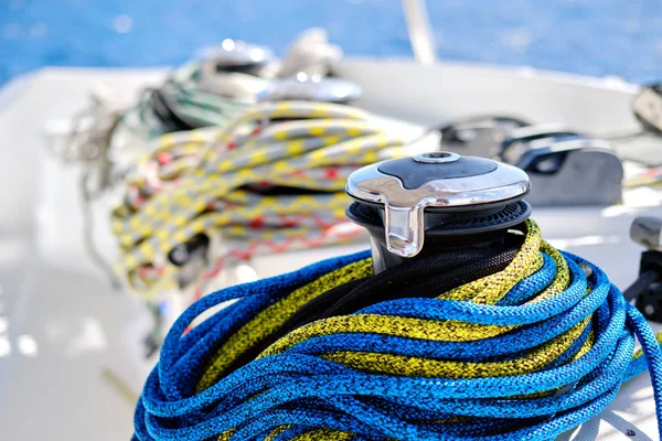 Winch with colourful yellow-blue rope on sailing boat — ストック写真