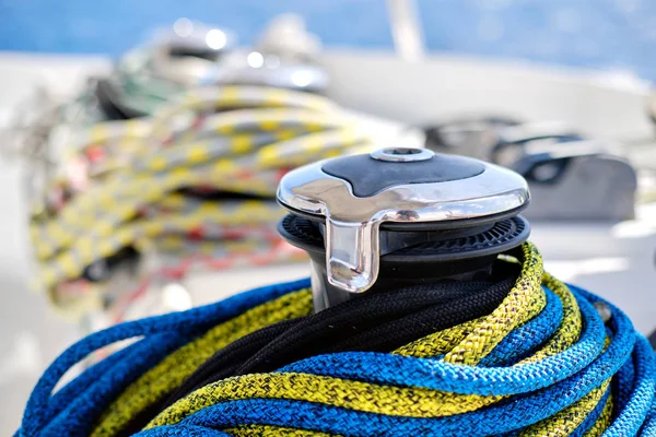 Guincho com corda amarela-azul colorida em barco à vela — Fotografia de Stock