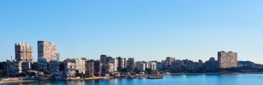 Yatay fotoğrafçılık Albufereta silueti yüksek binalı mimari yerleşim yeri güneşli bir günde dış görünüş, açık mavi gökyüzü sakin Akdeniz. Alicante şehri, Costa Blanca. Espaa. İspanya
