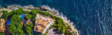 Doğrudan kıyıdan ve Akdeniz 'den panoramik görüş. Yüzme havuzları, park alanı, tenis sahası olan yazlık lüks villalar. Mallorca veya Mayorka Adası, Balear Adaları, Espana, İspanya