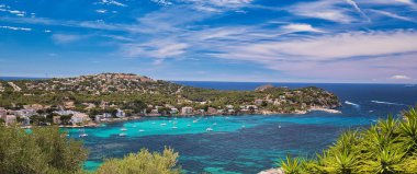 Santa Ponsa kasabasının Majorca Adası 'nın güneybatısındaki panoramik görüntü kıyı şeridi. Calvia belediyesinde yer alan İspanya 'nın Akdeniz kentindeki turkuaz sükunet hangarında demirli yatlar