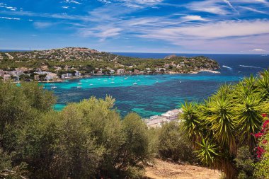 Santa Ponsa kasabasının Majorca Adası 'nın güneybatısındaki panoramik görüntü kıyı şeridi. Calvia belediyesinde yer alan İspanya 'nın Akdeniz kentindeki turkuaz sükunet hangarında demirli yatlar