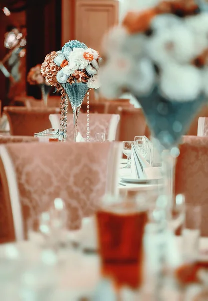 Krásně Zdobené Luxusní Svatební Hostiny Restauraci Kytice Květin Servírovaných Stolech — Stock fotografie