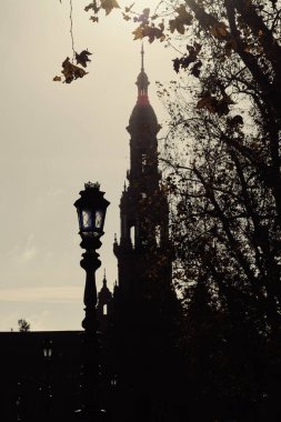 Mimari siluet, Sevilla şehrinin ana simgesi olan Plaza de Espana 'daki eski gökyüzünün berrak gökyüzüne karşı. Endülüs, İspanya