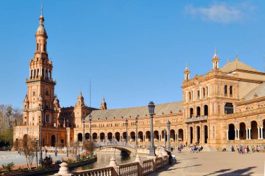 Sevilla, İspanya - 23 Aralık 2019 Seville Plaza de Espana binalarının antik mimarisi. Birçok turist ünlü bir yeri ziyaret etti ve meydanda yürürken mirasın tadını çıkardı. Endülüs. İspanya