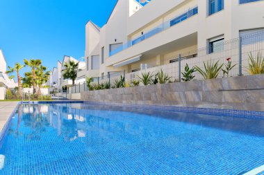 Torrevieja, İspanya - 2 Haziran 2020: Yüzme havuzlu modern konut kompleksi. Kiralık daire kavramı yaz tatili, yeni ev satın alma, kredi ve borç verme. İnsan yok. İspanya, Costa Blanca. Espana