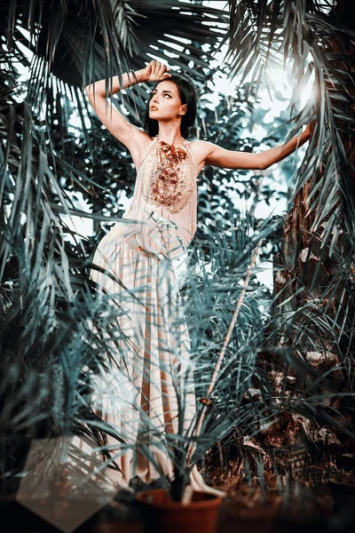 Hermosa Mujer Joven Con Vestido Noche Larga Moda Posando Bosque — Foto de Stock