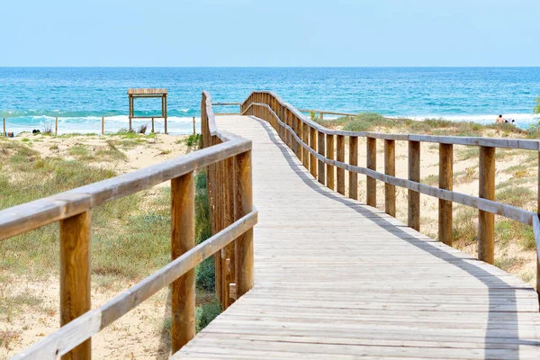 木制的空木板通过沙滩沙丘通往地中海和Los Arenales Del Sol或Arenals Del Sol海滩 科斯塔布兰卡 西班牙 埃斯帕纳 — 图库照片