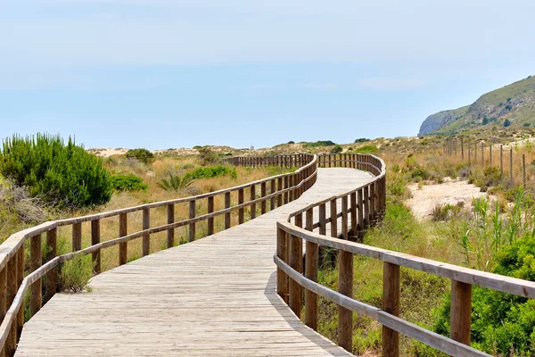 Placa Vazia Madeira Caminhar Levando Através Dunas Areia Para Mar — Fotografia de Stock