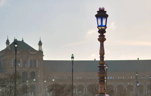 背景为陶瓷瓷砖灯笼和埃斯帕纳广场古建筑 肥皂泡在空中迎着天空飞舞 最受欢迎的旅游胜地西班牙安达卢西亚塞维利亚市的主要地标 — 图库照片