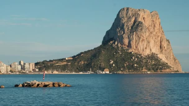 Drohnenblick Auf Den Penon Ifach Oder Die Kalksteinklippe Von Penyal — Stockvideo