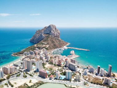 Hava fotoğrafçılığı Penyal d 'Ifac Doğal Parkı, Calpe kasabasının turkuvaz rengi parlak Akdeniz suları, konut binaları. Alicante ili, Costa Blanca, İspanya. Seyahat ve dönüm noktası konsepti