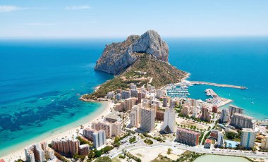 Hava fotoğrafçılığı Penyal d 'Ifac Doğal Parkı, Calpe kasabasının turkuvaz rengi parlak Akdeniz suları, konut binaları. Alicante ili, Costa Blanca, İspanya. Seyahat ve dönüm noktası konsepti
