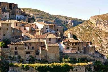 Güneşli, sıcak bir günde Mariola dağının kuzeybatısındaki Bocairent yamaçlarındaki eski kırsal evlerin manzarası. Valencia Topluluğundan Vall d 'Albaida, Espana, İspanya